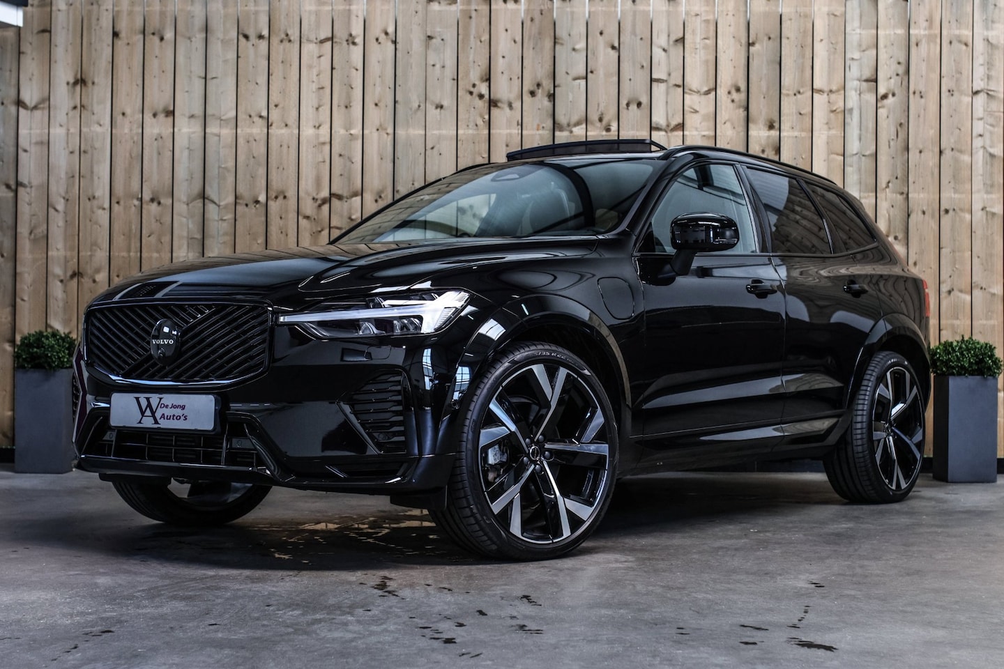Volvo XC60 - 2.0 T8 Plug-in hybrid AWD Ultra Black Edition *B&W*Pano*Massage*Luchtvering* - AutoWereld.nl