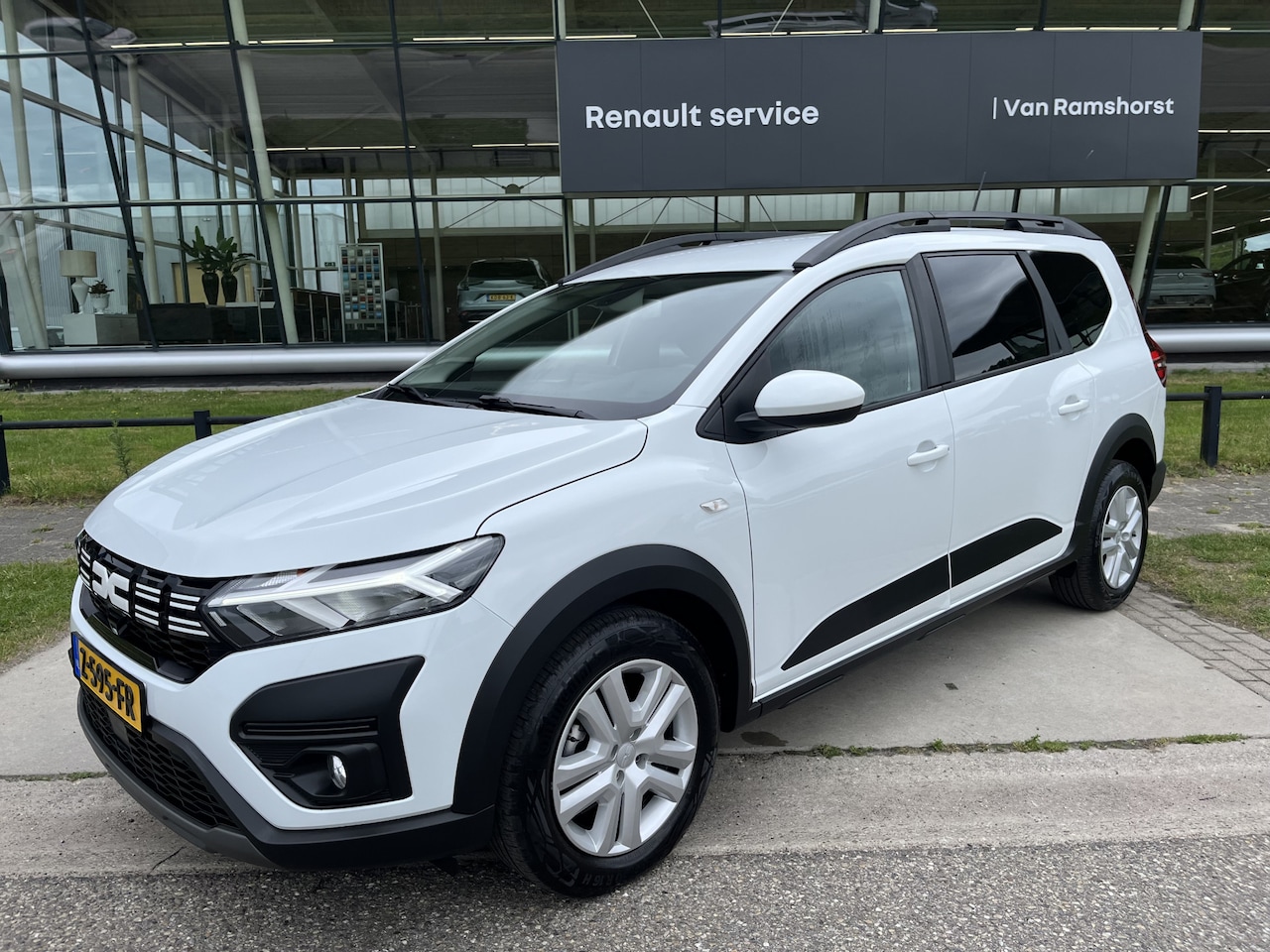 Dacia Jogger - 1.0 TCe 110 Expression / Trekhaak / Parkeerhulp.A / Airco / Armsteun / Cruise / - AutoWereld.nl