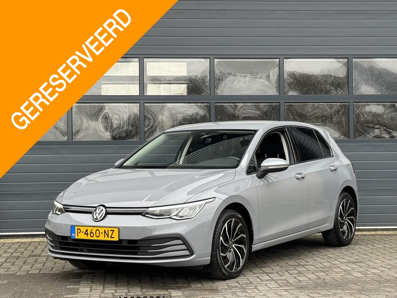 Volkswagen Golf - 1.0 TSI LIFE I ADAPTIVE CRUISE CONTROL I SFEERVERLICHTING I 17" LICHT METALEN VELGEN - AutoWereld.nl