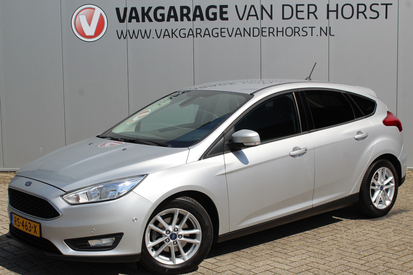 Ford Focus - 1.0-125pk Titanium. Uiterst nette Ford Focus, slechts 54.000km ! Autm. airco dual, trekhaa - AutoWereld.nl