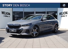 BMW 5-serie - 530e M Sport Automaat / Trekhaak / M Sportonderstel / Stuurverwarming / Adaptieve LED / Pa