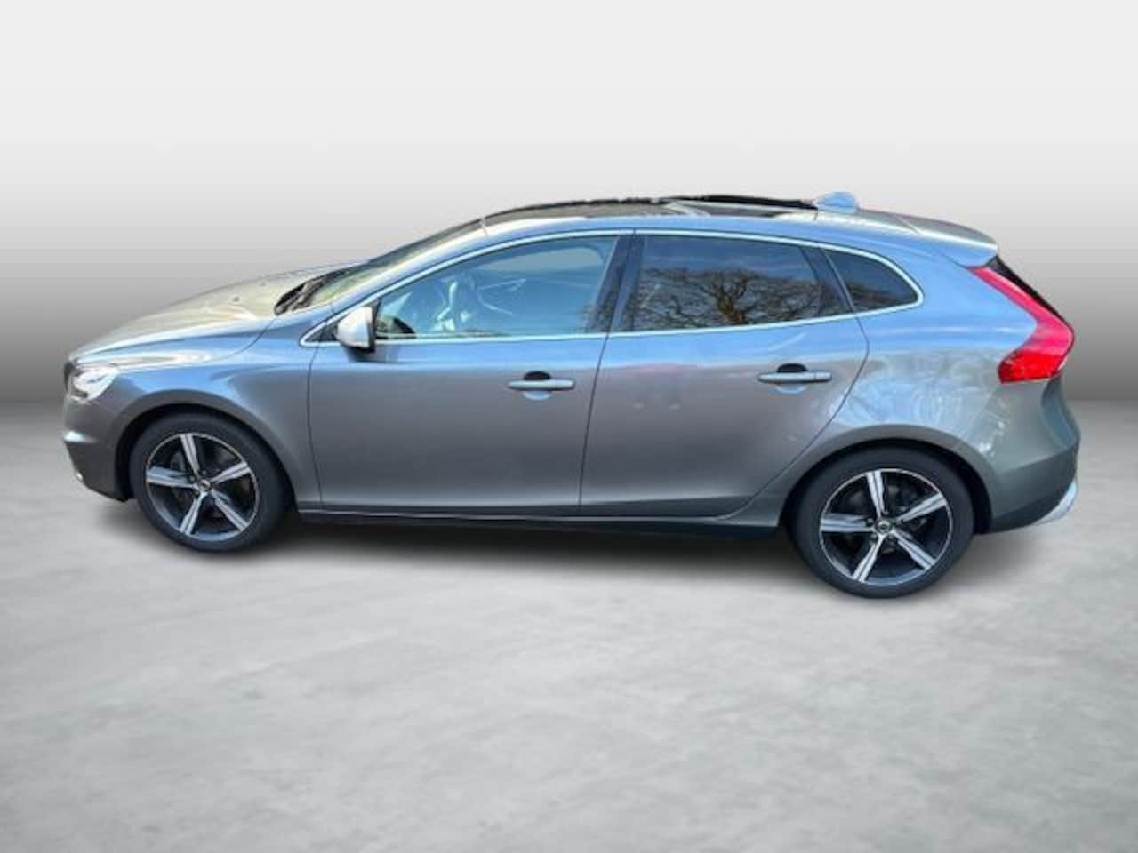 Volvo V40 - 2.0 D3 Business Sport | R-Design | Trekhaak | Navigatie | High Performance Audio | Achter - AutoWereld.nl