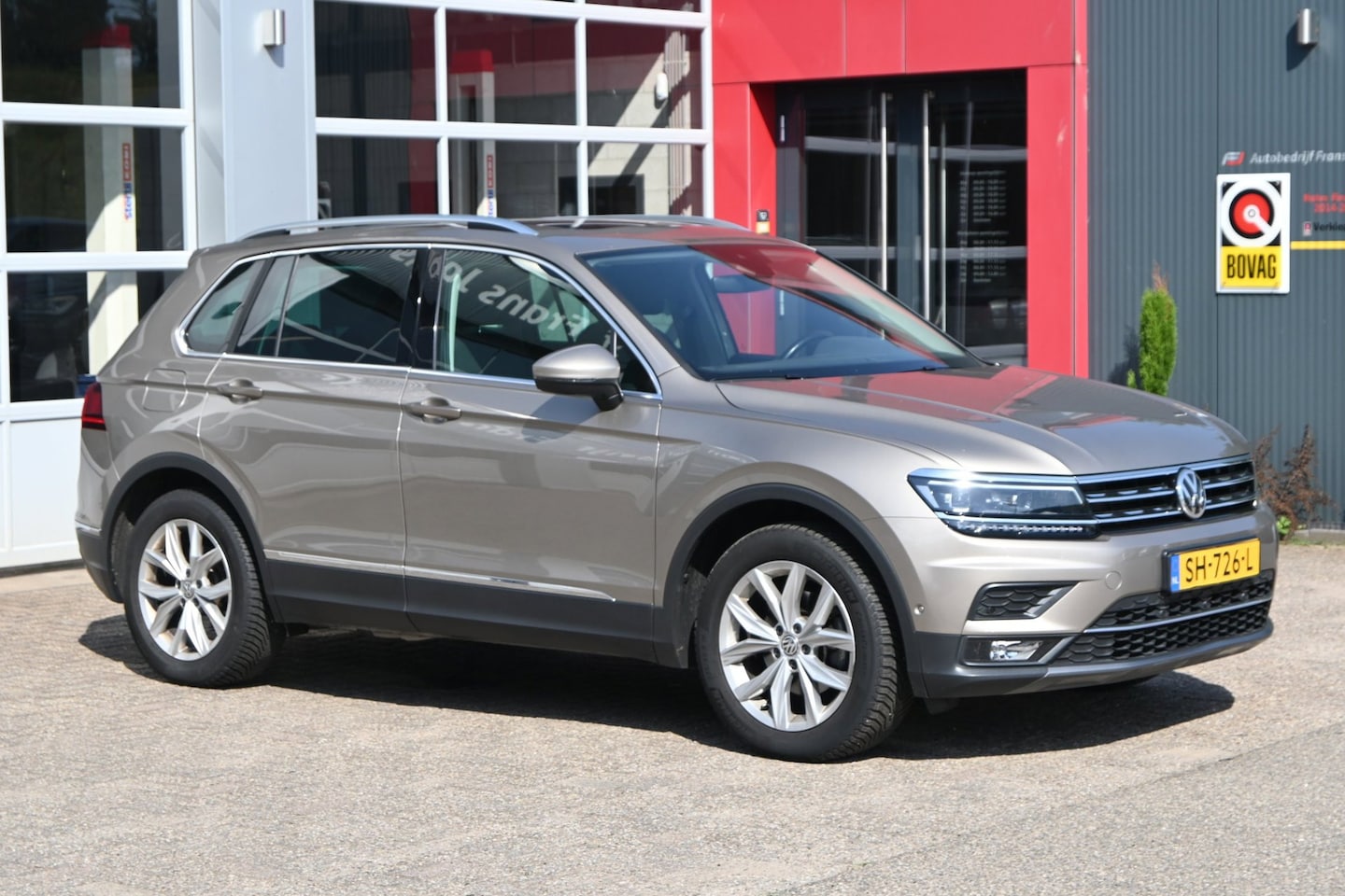 Volkswagen Tiguan - 1.4 TSI ACT Highline 150pk | Pano Schuif -/ Kanteldak | Trekhaak | Camera - AutoWereld.nl