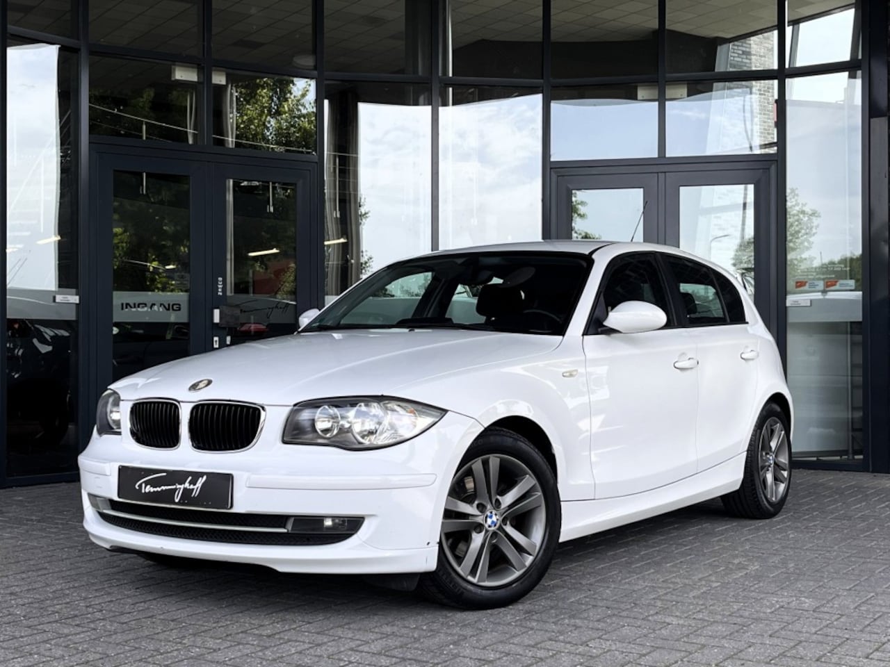 BMW 1-serie - 118I AUT. 5-DRS. - NAVI - TREKH. - PDC - AutoWereld.nl