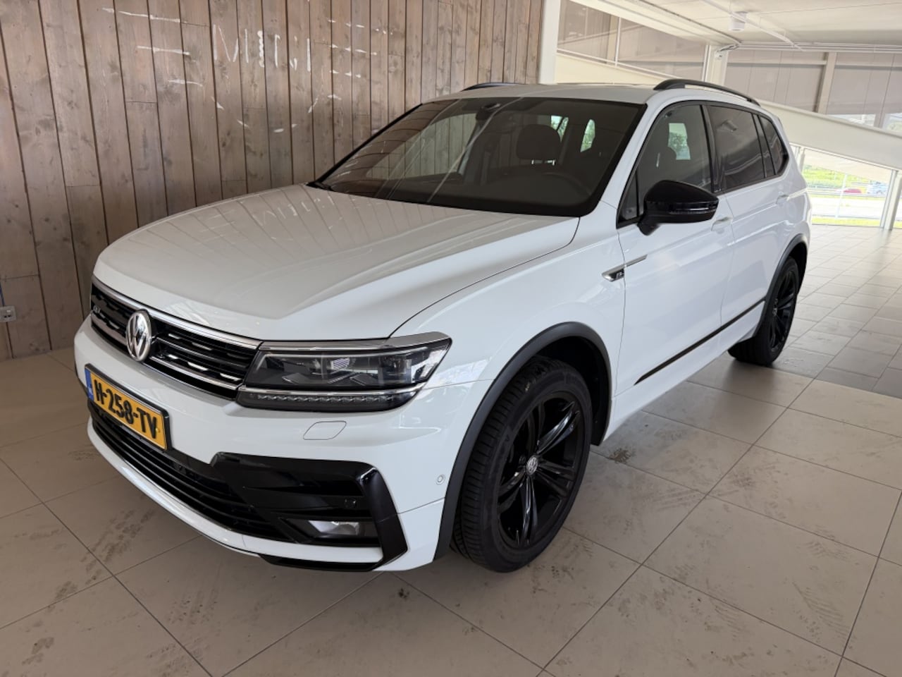 Volkswagen Tiguan Allspace - 1.5 TSI HL Bus. R. - AutoWereld.nl