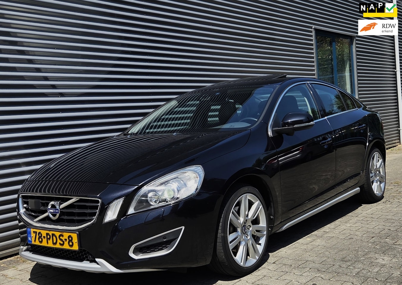 Volvo S60 - 2.0 T5 241Pk Summum 01-2011 Black Sapphire Metallic - AutoWereld.nl