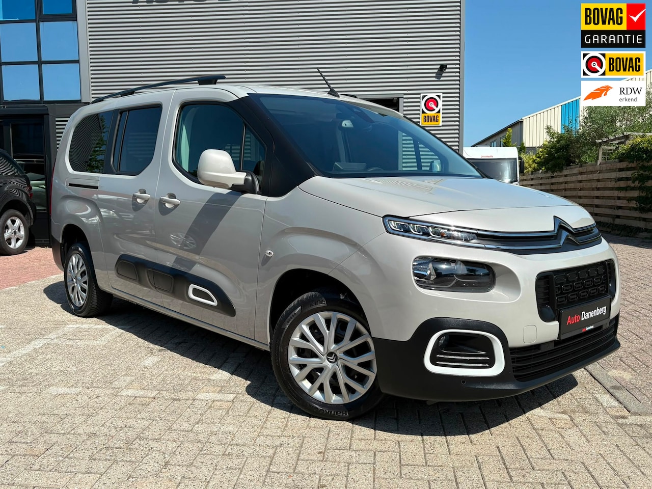 Citroën Berlingo XL - 1.2 PureTech Shine 7p. AUTOMAAT,CAMERA,Car-play,Cruis,Clima,Stoelverwarming,WeinigKM.Garan - AutoWereld.nl