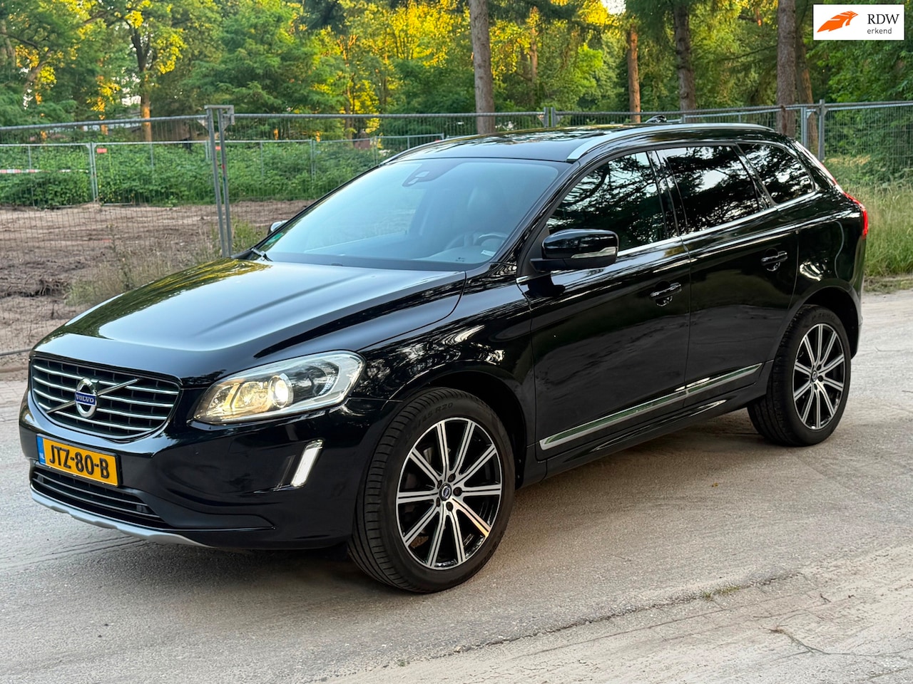 Volvo XC60 - 2.4 D5 4WD Summum 2 Tone leder Pano 2015 Zwart - AutoWereld.nl