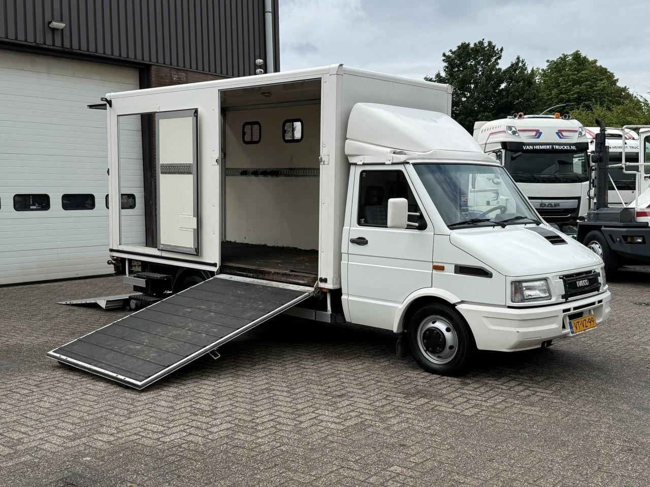 Iveco Daily - 35-10.1 / Paardenwagen / Horsetruck / Paardenvervoer / B-rijbewijs / Zijlaadklep / Laadkle - AutoWereld.nl