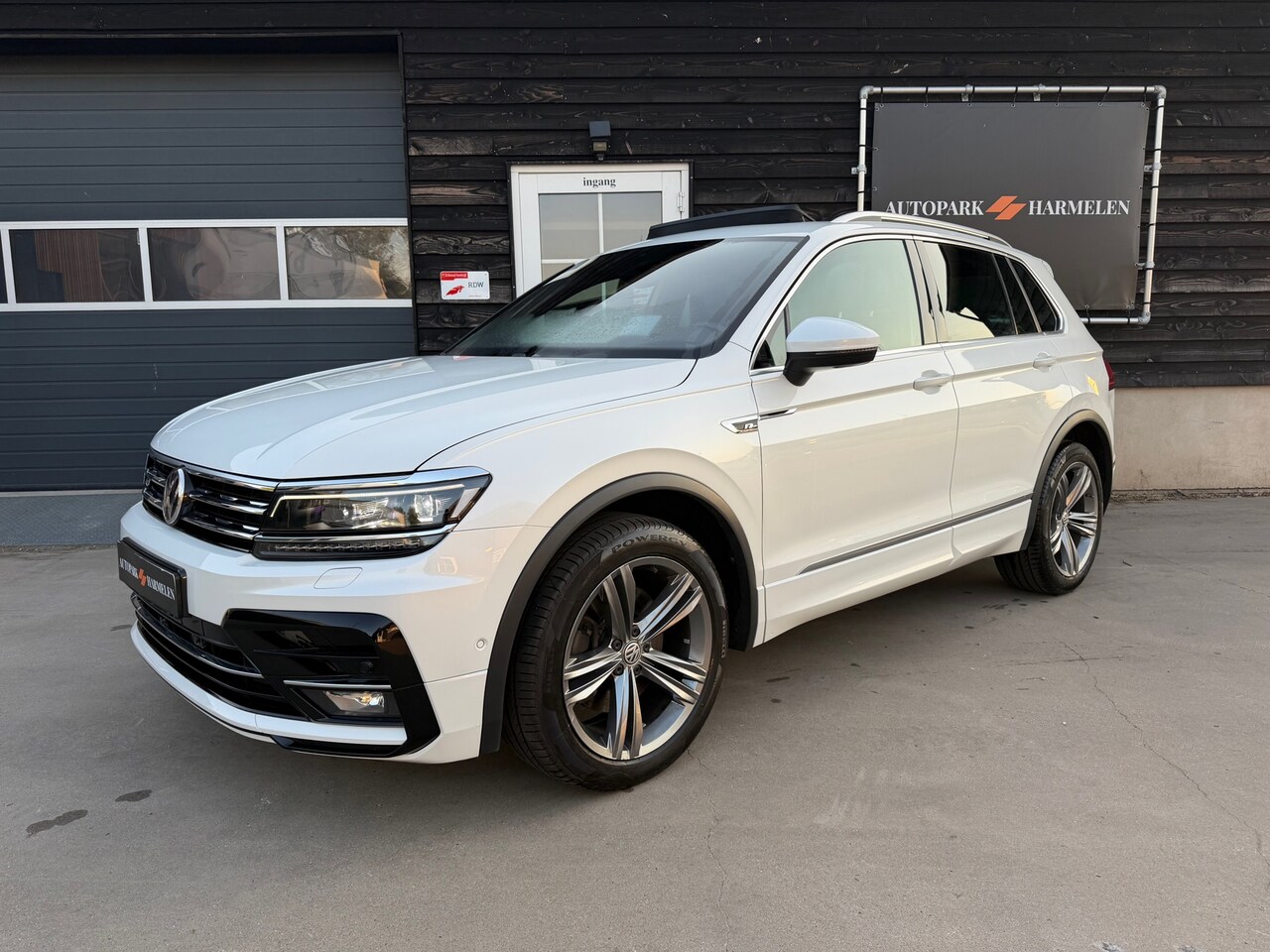 Volkswagen Tiguan - 2.0 TSI 4Motion 3X R Line Pano Trekhaak - AutoWereld.nl