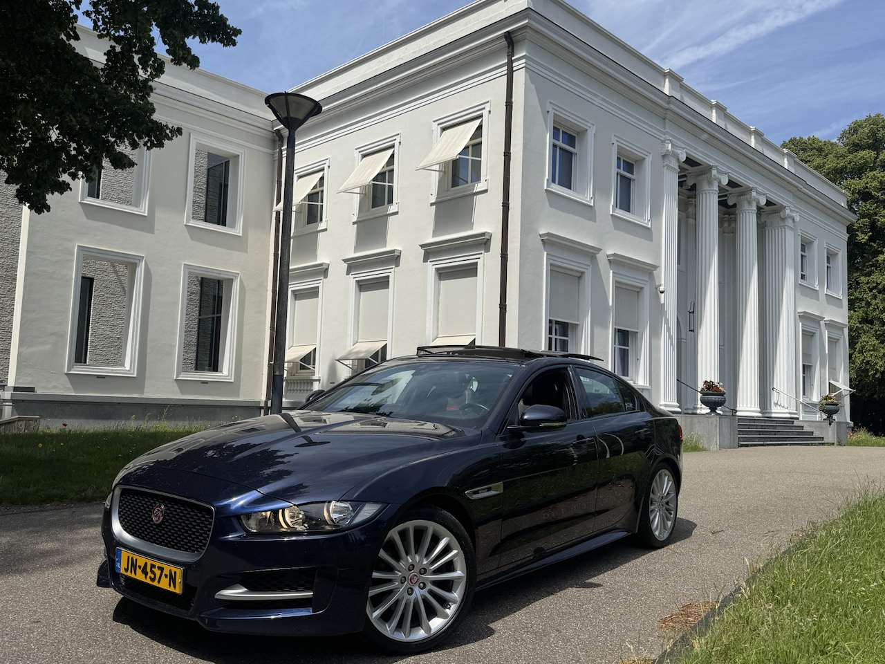 Jaguar XE - 2.0, R-SPORT, 241PK, ROOD LEDER, Panoramadak - AutoWereld.nl