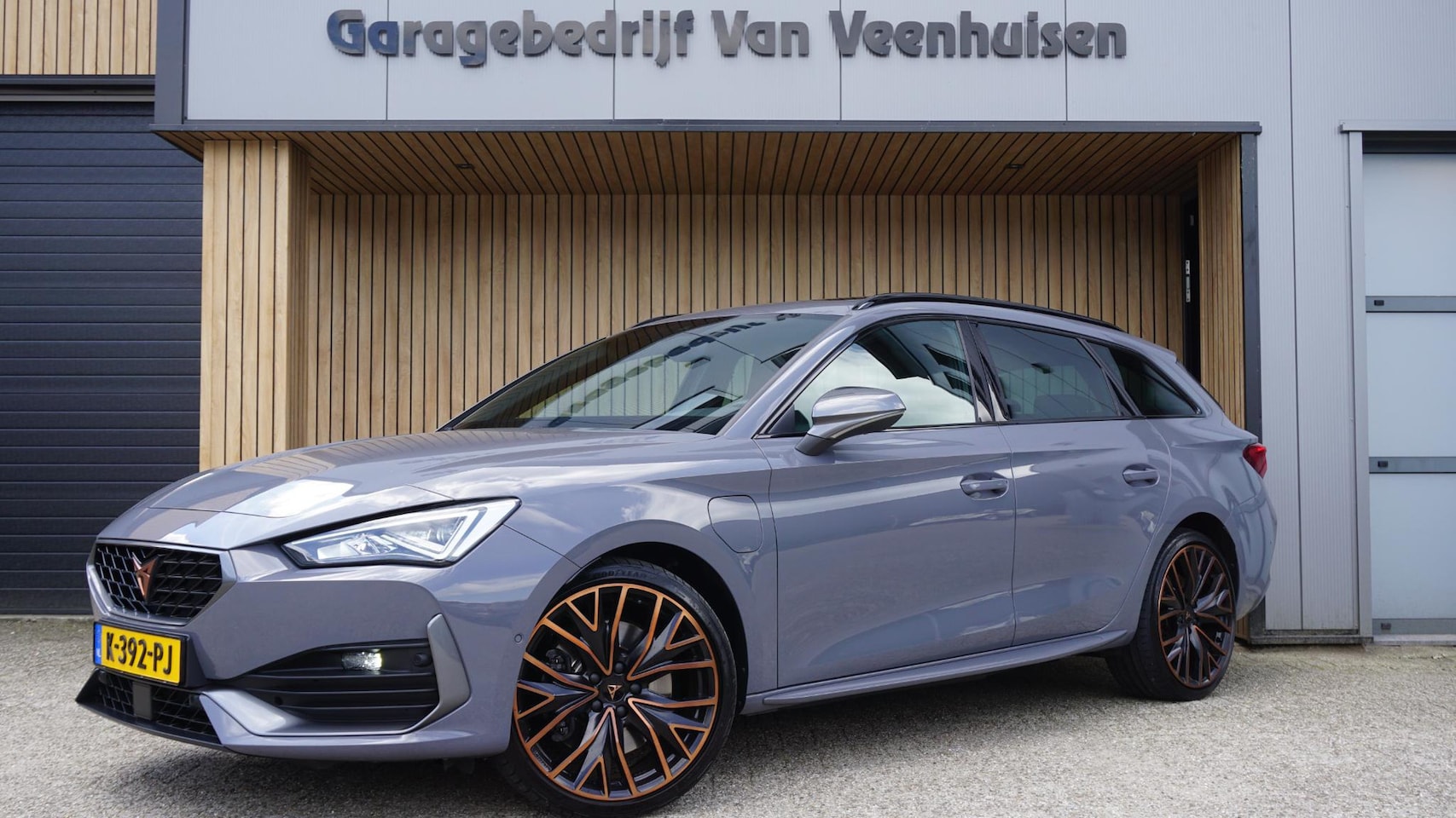 CUPRA Leon Sportstourer - 1.4 e-Hybrid 245pk VZ Copper Edition Pano.Dak 19inch LM  *Black Pack* Virtual *Graphene Gr - AutoWereld.nl