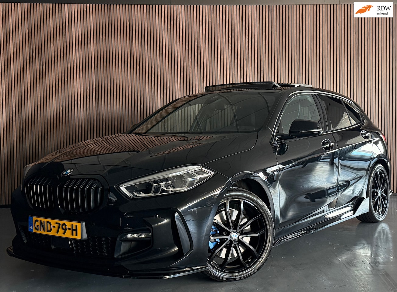 BMW 1-serie - 120i PANORAMADAK/VIRTUAL COCKPIT/M PAKKET/STOEL & STUURVERWARMING/APPLE CARPLAY/SFEERVERLI - AutoWereld.nl