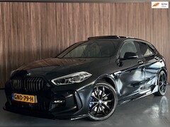BMW 1-serie - 120i PANORAMADAK/VIRTUAL COCKPIT/M PAKKET/STOEL & STUURVERWARMING/APPLE CARPLAY/SFEERVERLI
