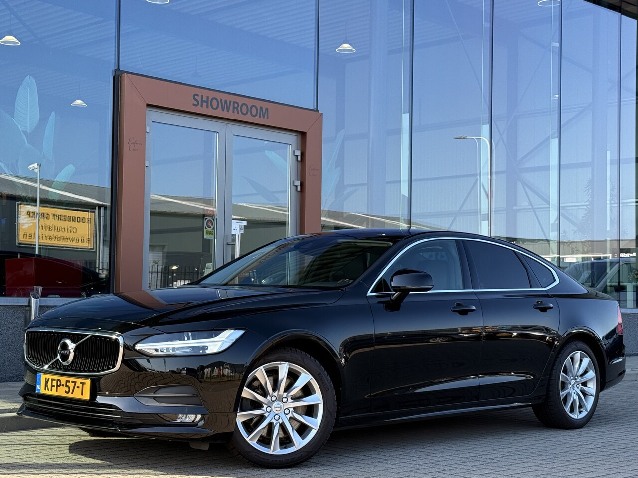 Volvo S90 - 2.0 T4 Momentum | Leder | Parkeersensor | ACC | Apple Carplay | Bluetooth | - AutoWereld.nl