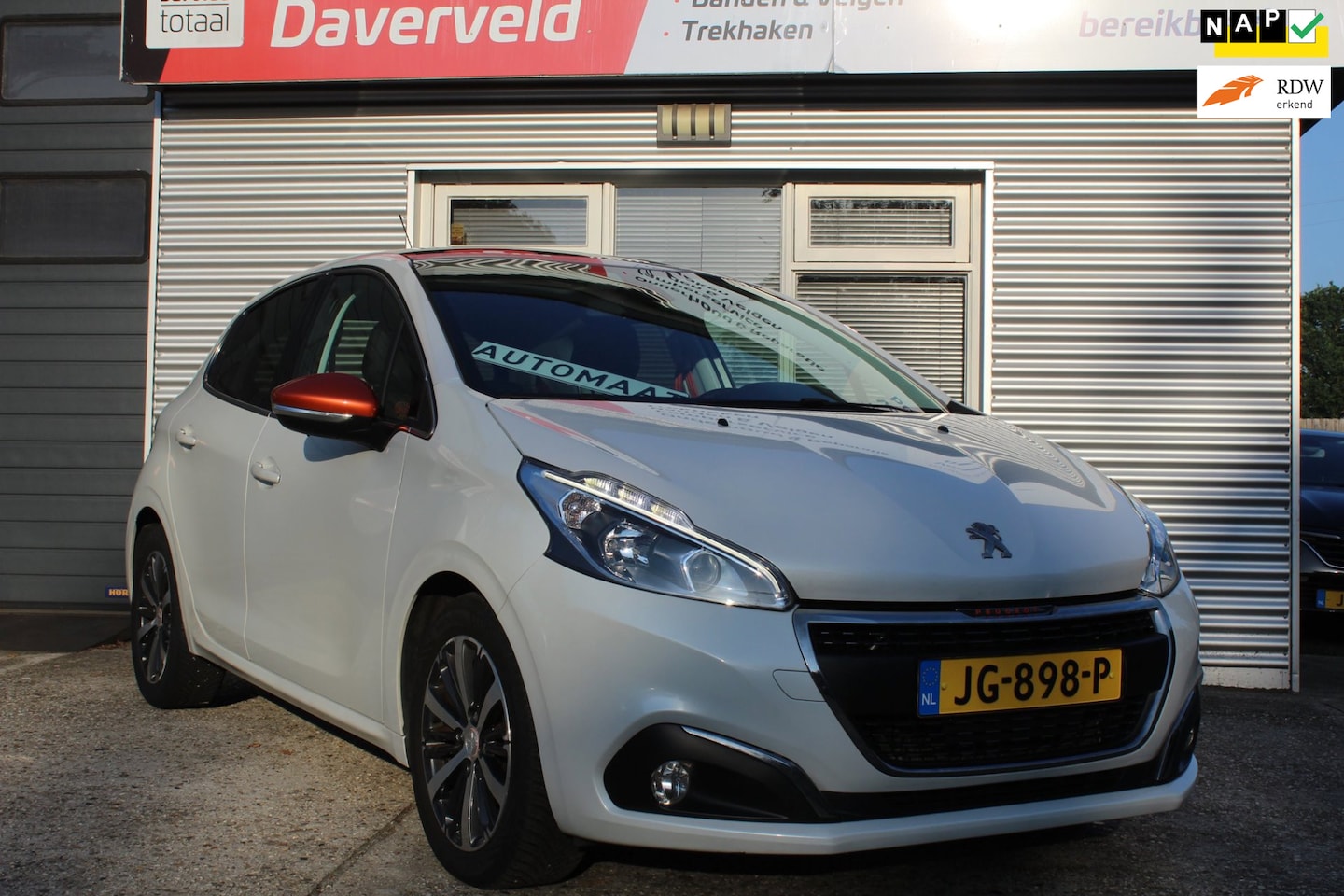 Peugeot 208 - 1.2 PureTech Roland Garros Automaat, nieuwe distributie-apk- beurt. vol opties zoals: navi - AutoWereld.nl