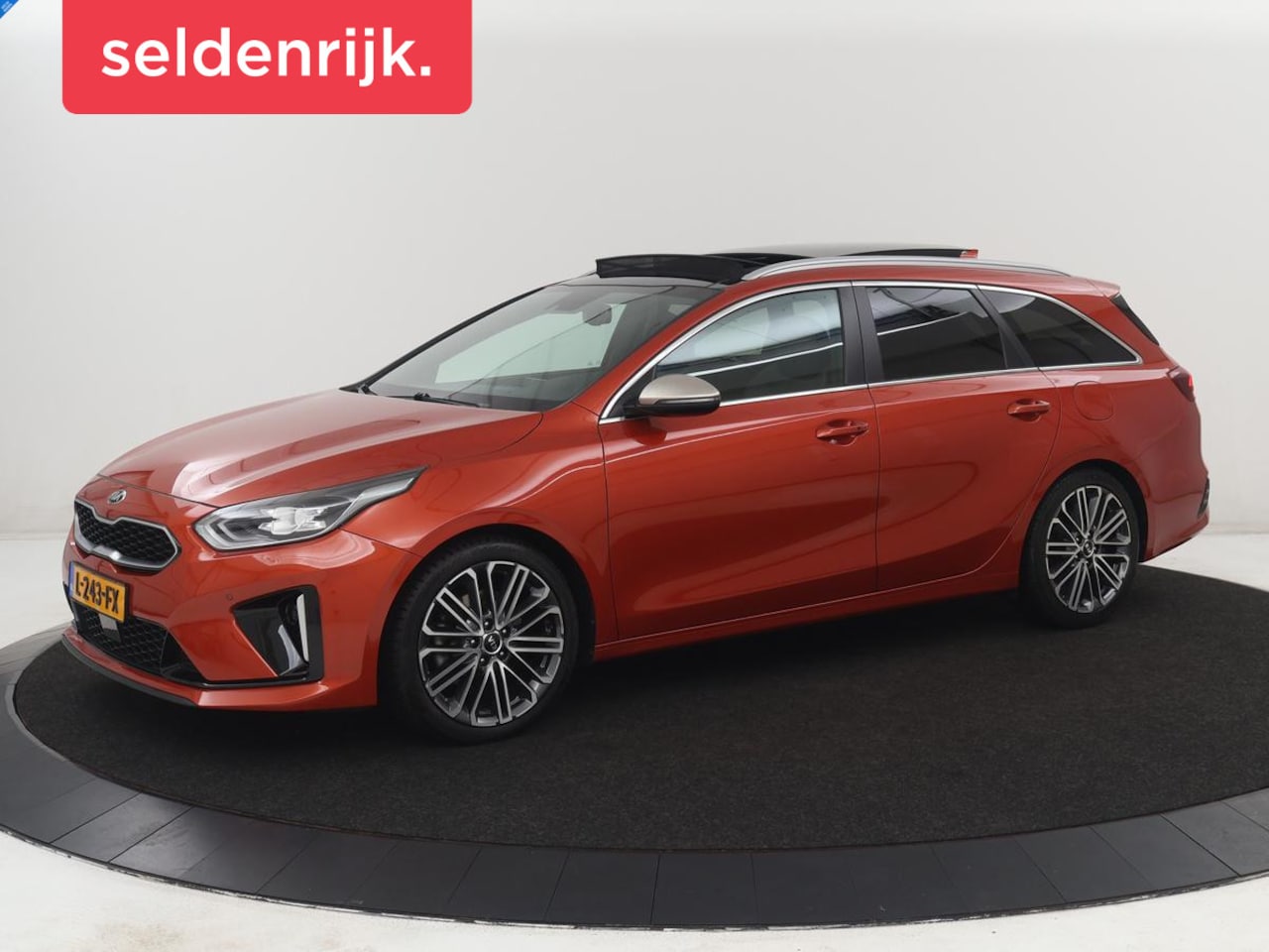 Kia Cee'd - Ceed 1.5 T-GDi GT-PlusLine | Panoramadak | Trekhaak | Stoelverwarming | Leder/Alcantara | - AutoWereld.nl