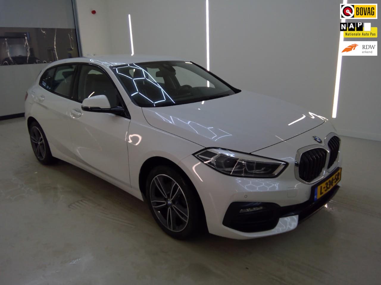 BMW 1-serie - 118i Business Edition+Sportline+Led+leder+stoel-verw+Full-navigatie+Parel-White = TOP AANB - AutoWereld.nl