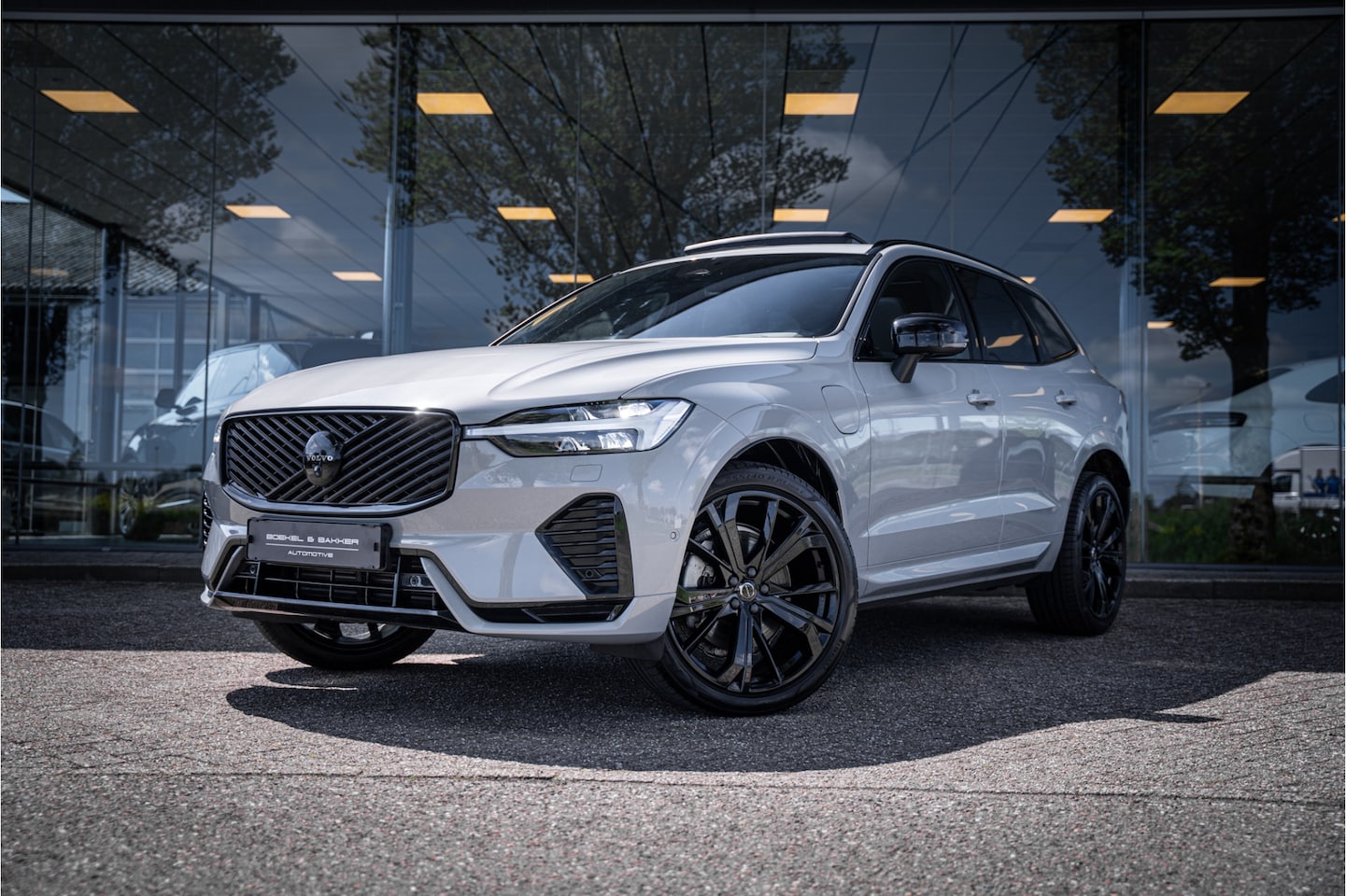 Volvo XC60 - 2.0 T6 Plug-in hybrid AWD Plus Black Edition **H&K**HUD** **PANODAK** Facelift!! - AutoWereld.nl