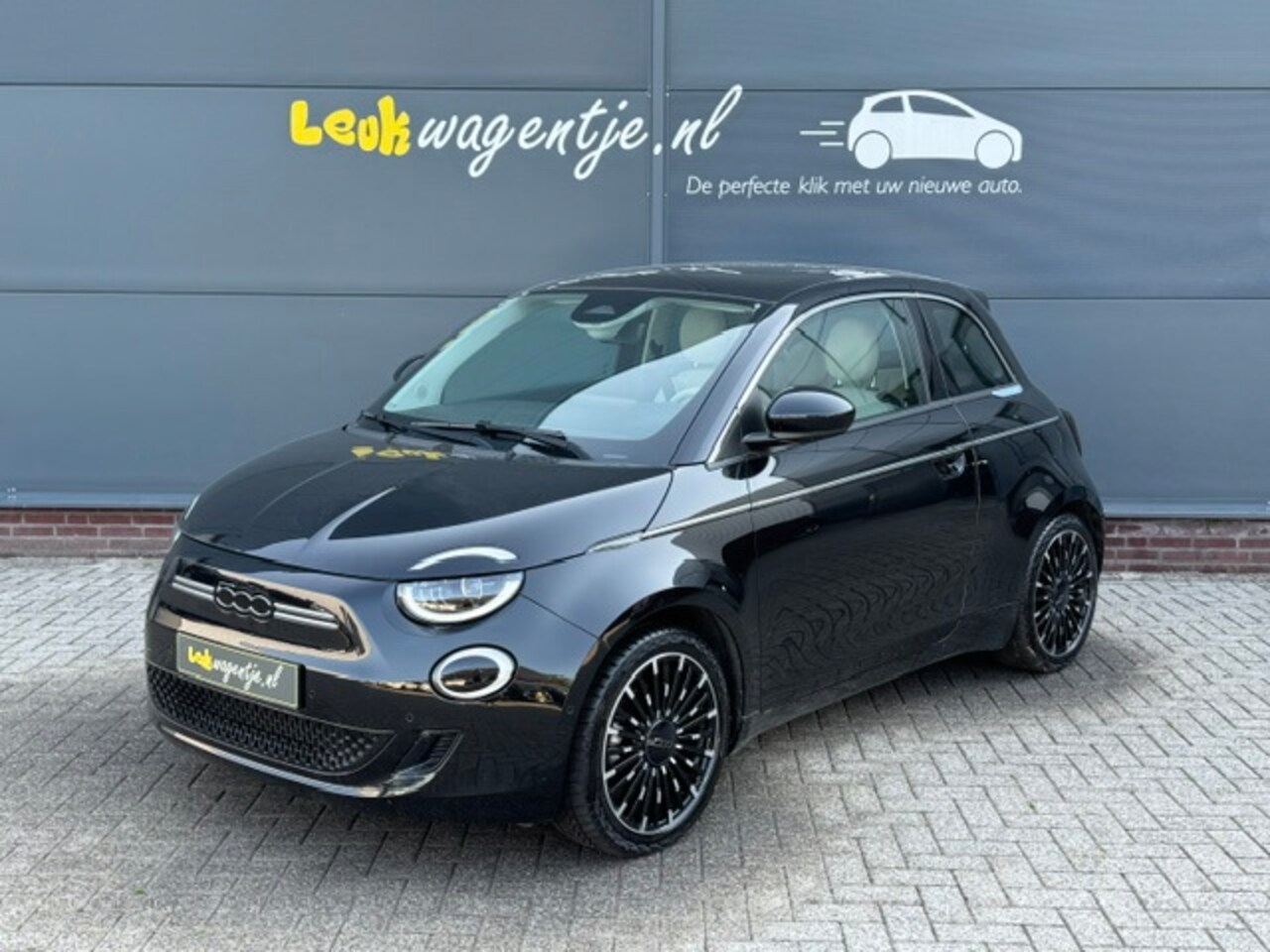 Fiat 500e - La Prima 42 kWh *carplay *climate *leer *jbl *17" - AutoWereld.nl