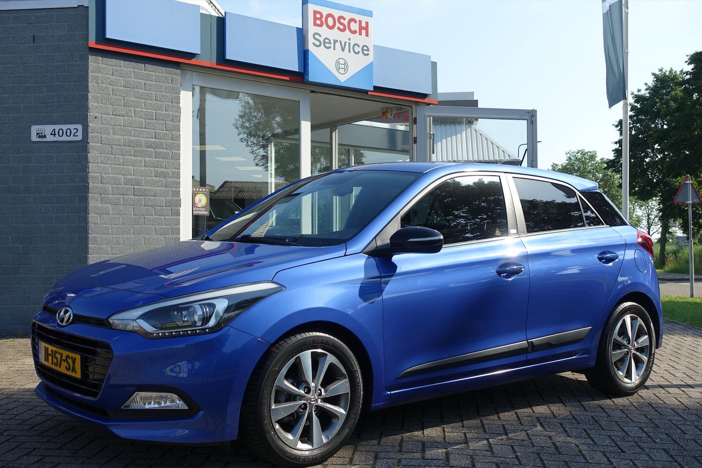 Hyundai i20 - 1.2i 84PK 5D i-Motion met Premium Pakket | NAVI | CAMERA | STOEL/STUURVERW - AutoWereld.nl