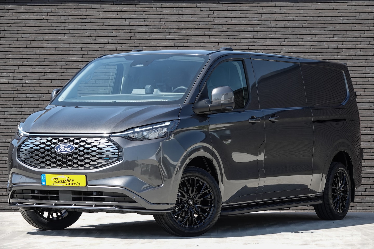 Ford Transit Custom - E-Transit L2H1 218Pk Aut. | Elektrisch | Limited 340 | 2xSchuifdeur | Spoilerpack | 360° C - AutoWereld.nl