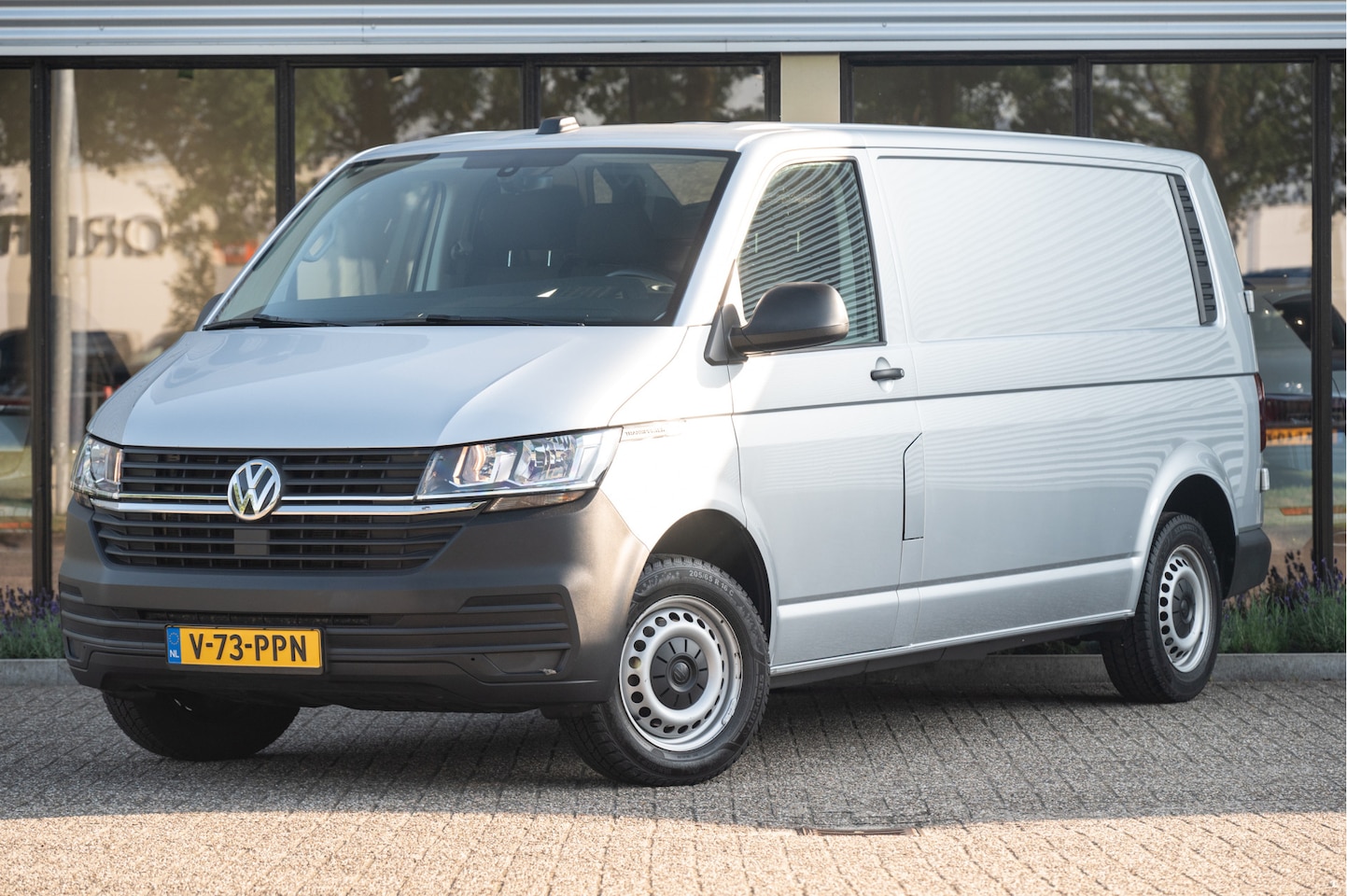 Volkswagen Transporter - 2.0 TDI L2H1 32 Automaat | Adapt. Cruise | PDC | Betimmering | - AutoWereld.nl