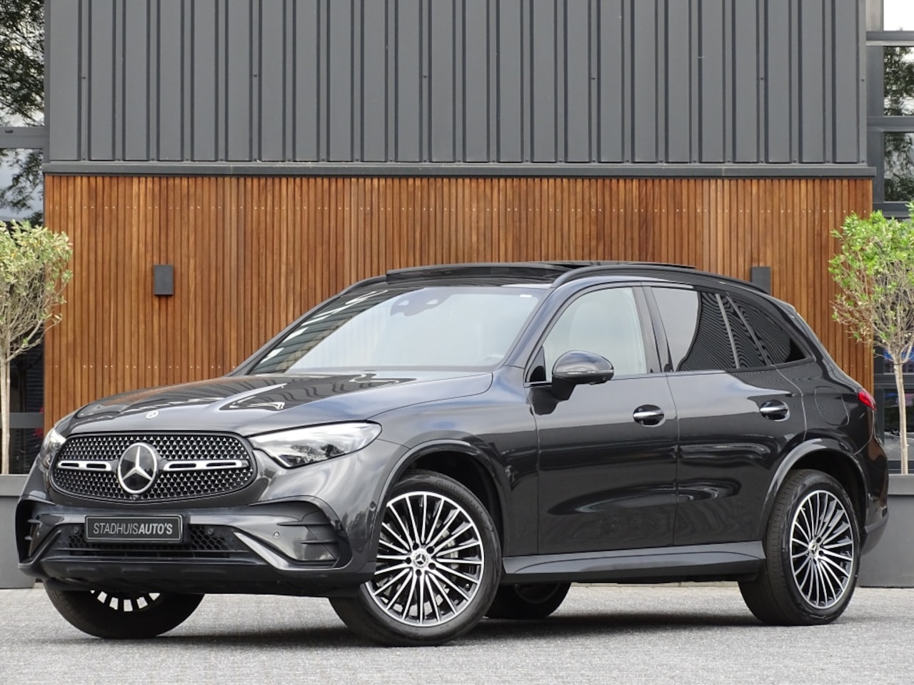 Mercedes-Benz GLC-klasse - 300e 313PK 4-Matic / AMG / 2023 / Burmester / pano / 360° - AutoWereld.nl