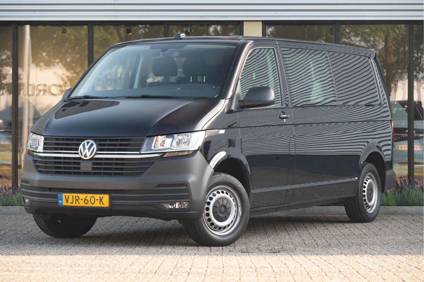 Volkswagen Transporter - 2.0 TDI L2H1 30 DC | Trekhaak | Apple CarPlay / Android Auto | Cruise | PDC - AutoWereld.nl