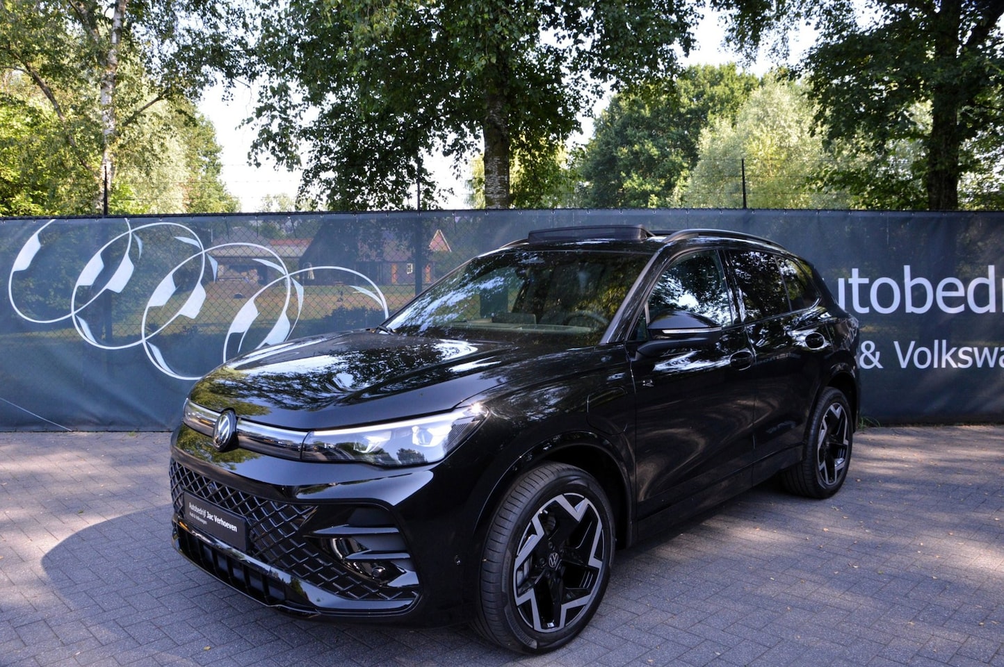 Volkswagen Tiguan - 1.5 eHybrid |R-Line|Black Style|Panoramdak|Massage|Stoelventilatie|Harman Kardon| - AutoWereld.nl