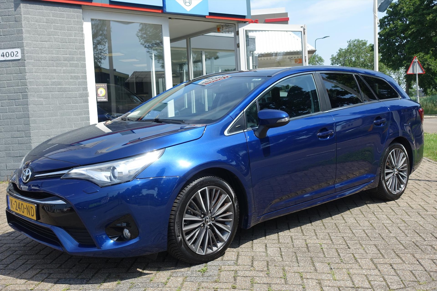 Toyota Avensis Touring Sports - 1.8 VVT-i 147pk Executive Business Premium | LEDER | CAMERA | TREKHAAK | NAVI - AutoWereld.nl