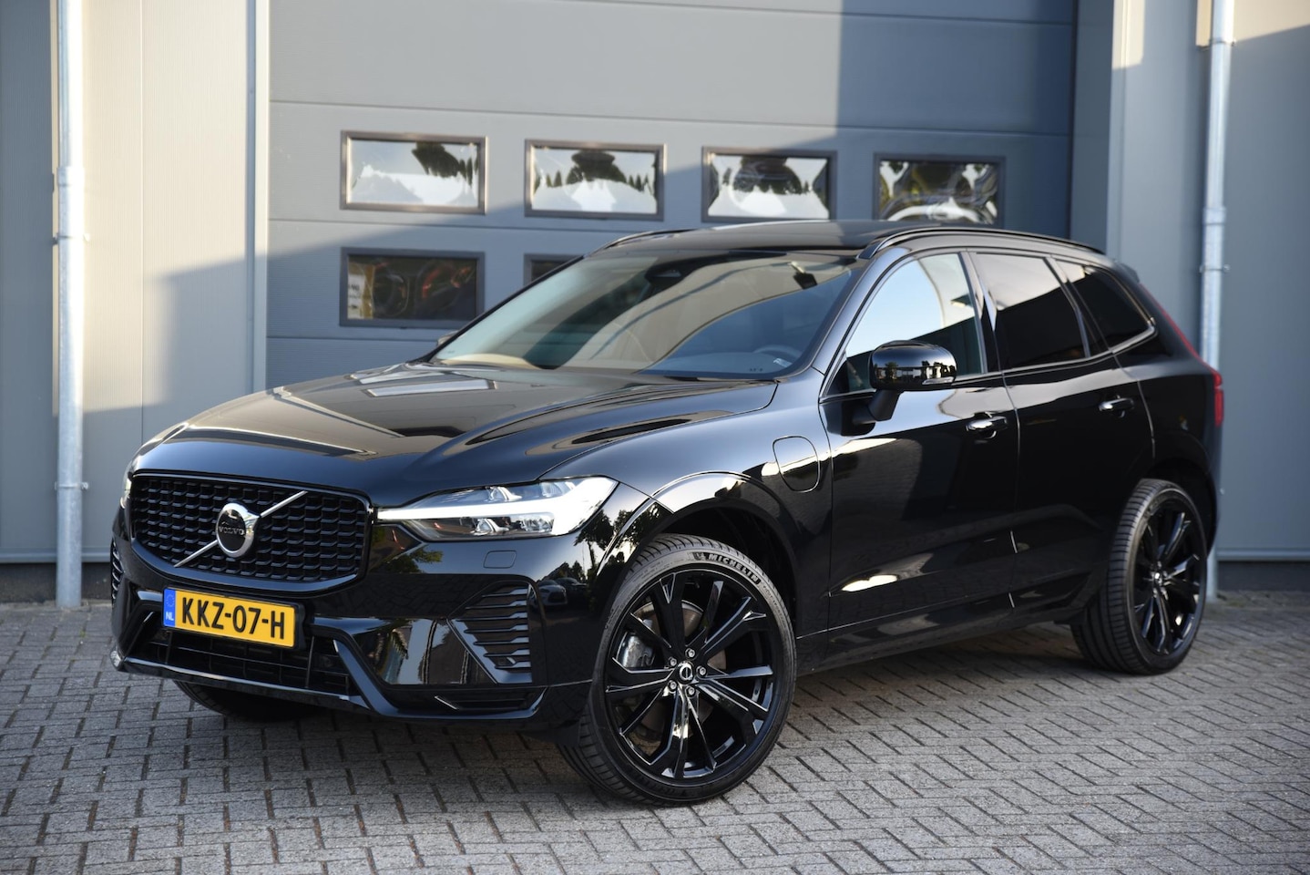 Volvo XC60 - 2.0 T6 Plug-in hybrid AWD Plus Dark SOH 97% / Trekhaak / Panoramadak / Harman Kardon - AutoWereld.nl
