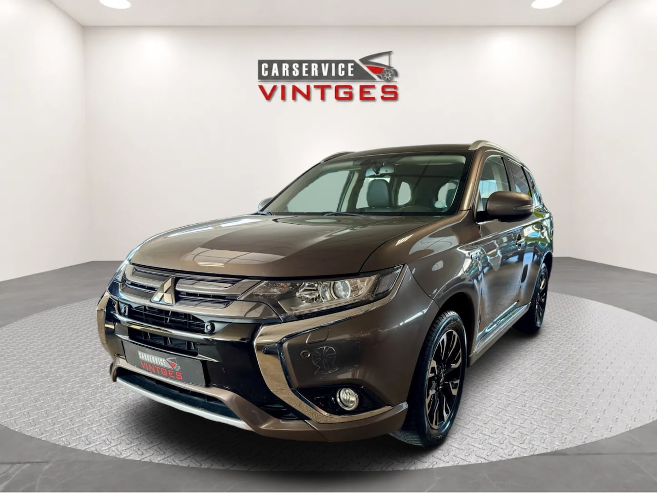 Mitsubishi Outlander - 2.0 PHEV Premium Automaat | Navi | Leder | Trekhaak | Camera | PDC - AutoWereld.nl