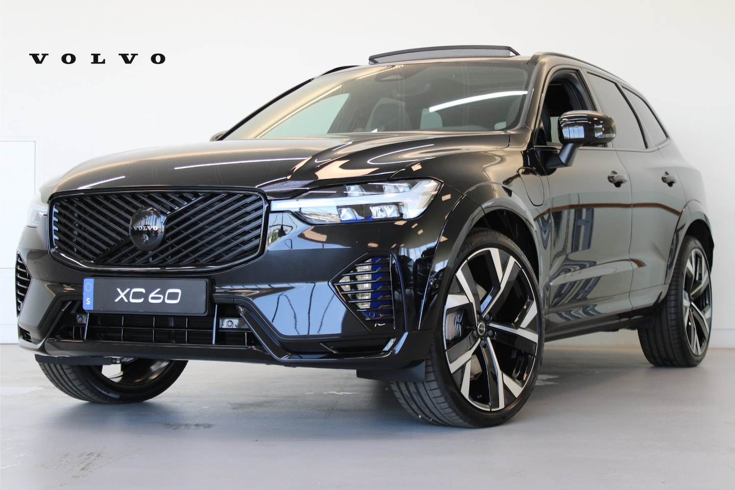 Volvo XC60 - 406PK T8 Ultra Black Edition Exec | Luchtvering | Gelam Glas | B&W Audio | Massage | Getin - AutoWereld.nl