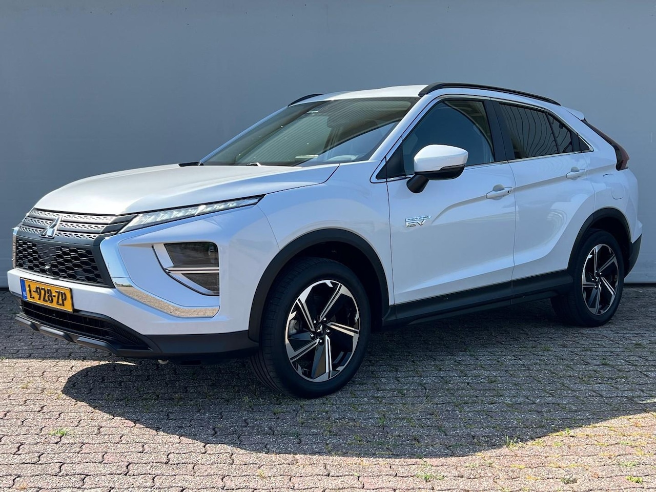 Mitsubishi Eclipse Cross - MITSUBISHI 2.4 PHEV Intense | NL auto | AWD | Dealerond. | SOH 98.6% Parelmoer | Trekhaak - AutoWereld.nl