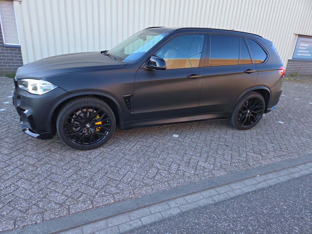 BMW X5 - 3.5i xDrive High Executive Mat Zwart, sport pakket, 22 inch, Pano - AutoWereld.nl