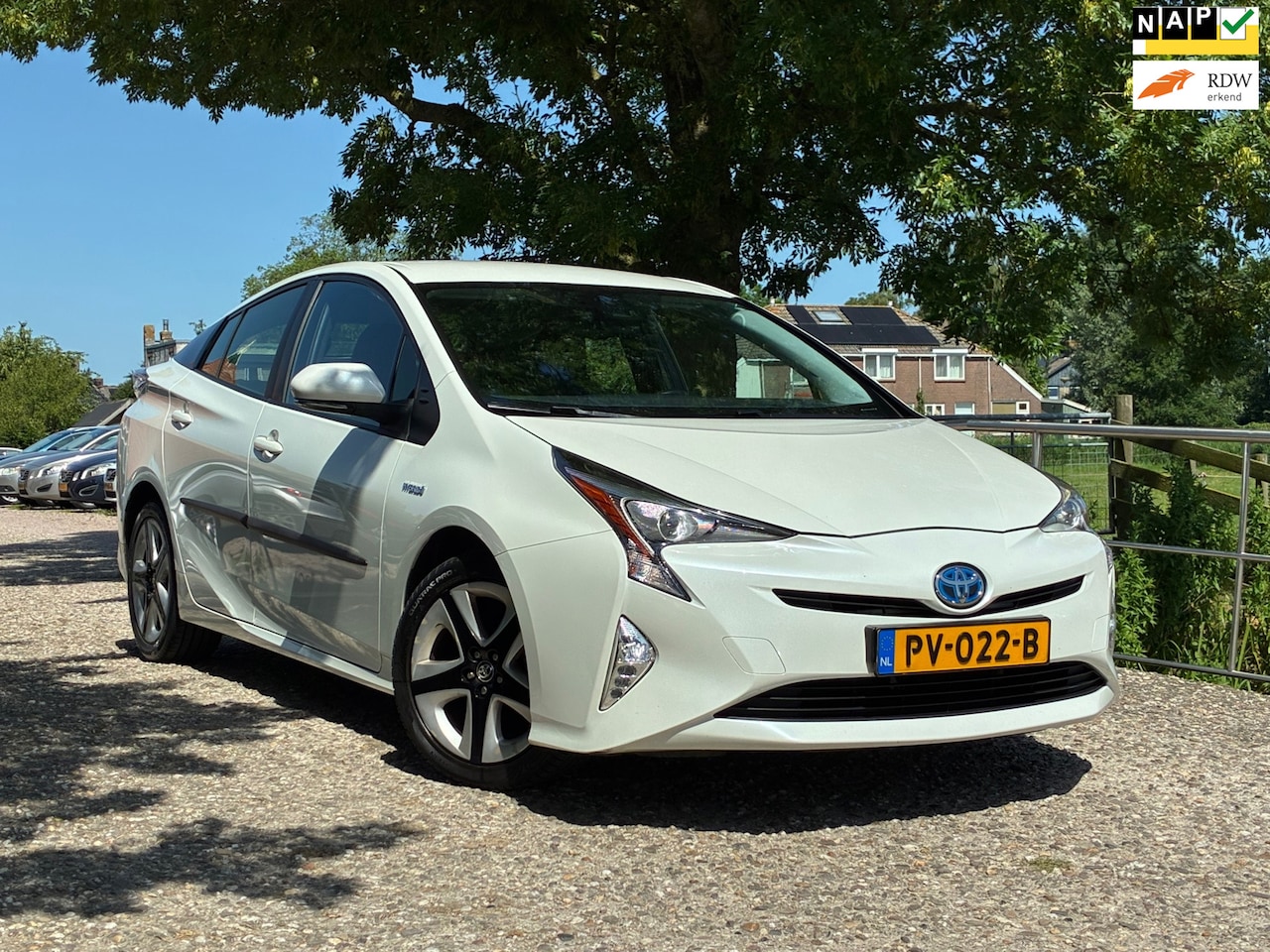Toyota Prius - 1.8 Dynamic | HUD + Stoel verw. + Clima + Cruise nu € 11.975,-!!! - AutoWereld.nl