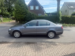 Volkswagen Passat - 1.6 FSI Trendline*automaat*airco*cruise control*trekhaak