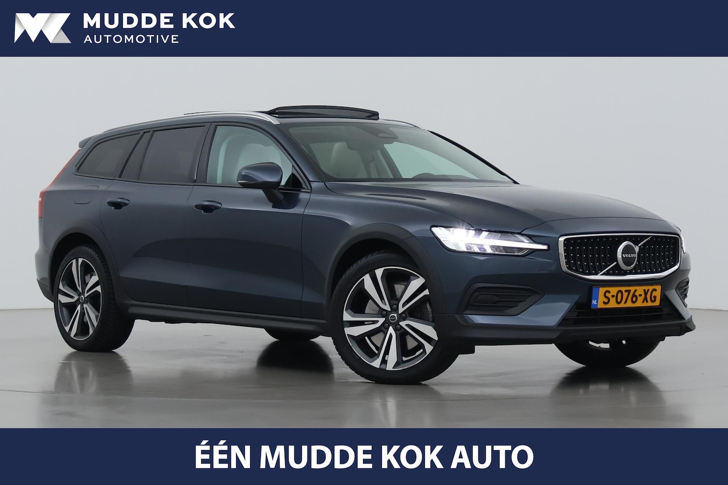 Volvo V60 Cross Country - 2.0 B5 AWD Pro | ACC | Panoramadak | Harman/Kardon | Keyless | Memory | Trekhaak | Camera - AutoWereld.nl