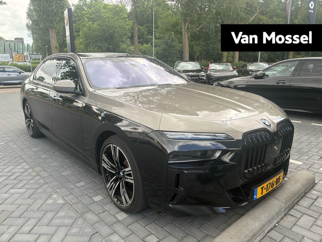 BMW i7 - xDrive60 106 kWh | VERWACHT | BMW INDIVIDUAL TWO TONE OXIDGRAU/BLACK | REAR SEAT ENTERTAIN - AutoWereld.nl