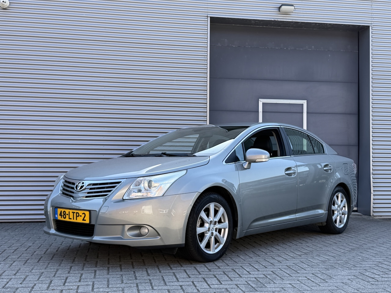 Toyota Avensis - 2.0 VVTi Executive Business I Clima. I Leder I Navi I Trekhaak - AutoWereld.nl