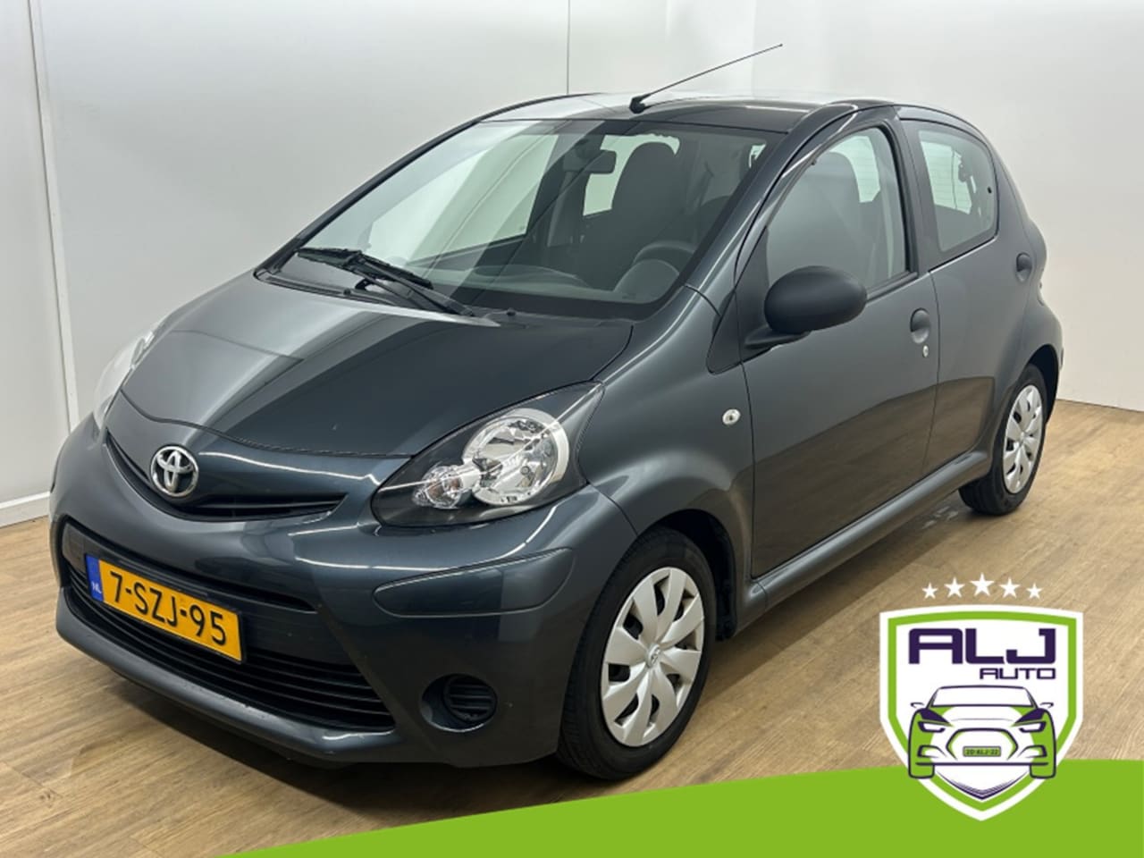 Toyota Aygo - Occasion 1.0 VVT-i Now | Grijs | Tweedehands Toyota Aygo | Airco | Aux audio - AutoWereld.nl