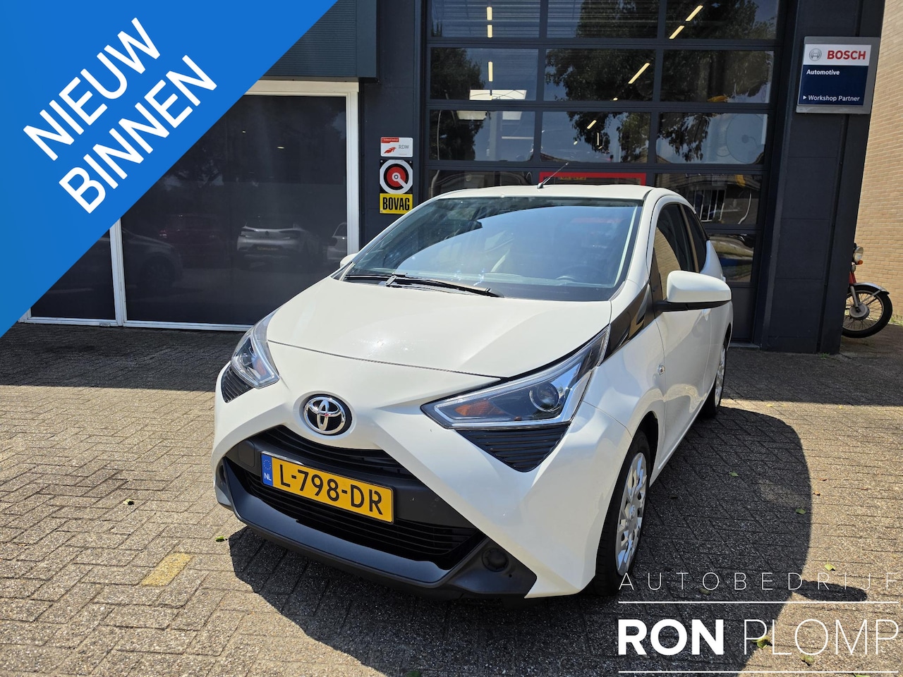 Toyota Aygo - 1.0 VVT-i x-play limited Airco/ Apple carplay/ Camera/ LED - AutoWereld.nl