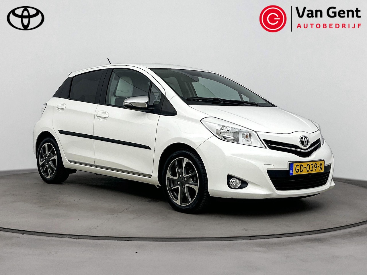 Toyota Yaris - 1.3 VVT-i Executive | Airco | Camera | 16 inch | Bluetooth | Privacy glas | Dakspoiler - AutoWereld.nl