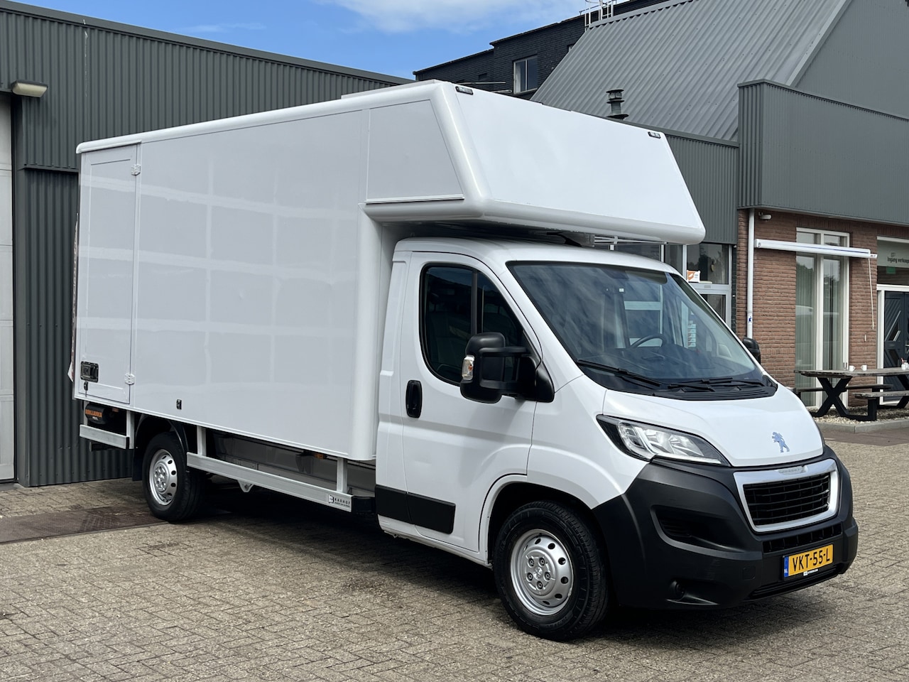 Peugeot Boxer - 435 2.2 BlueHDi 165pk Bakwagen 750kg laadklep zijdeur Airco Telefoonverbinding Bluetooth b - AutoWereld.nl