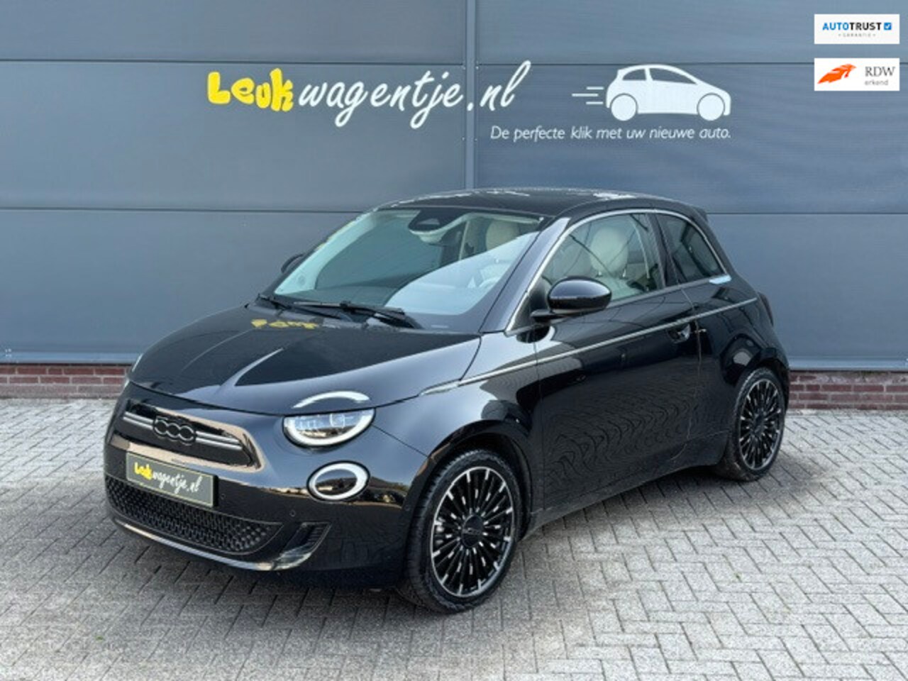 Fiat 500e - La Prima 42 kWh *carplay *climate *leer *jbl *17" - AutoWereld.nl