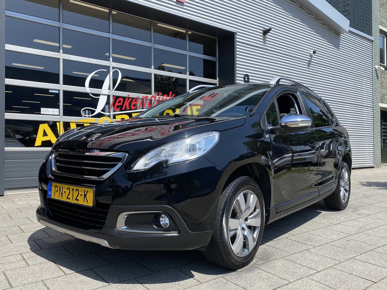 Peugeot 2008 - 1.2 PureTech Allure - Panorama dak I Airco I Led / Xenon I PDC I Trekhaak I Dealer onderho - AutoWereld.nl