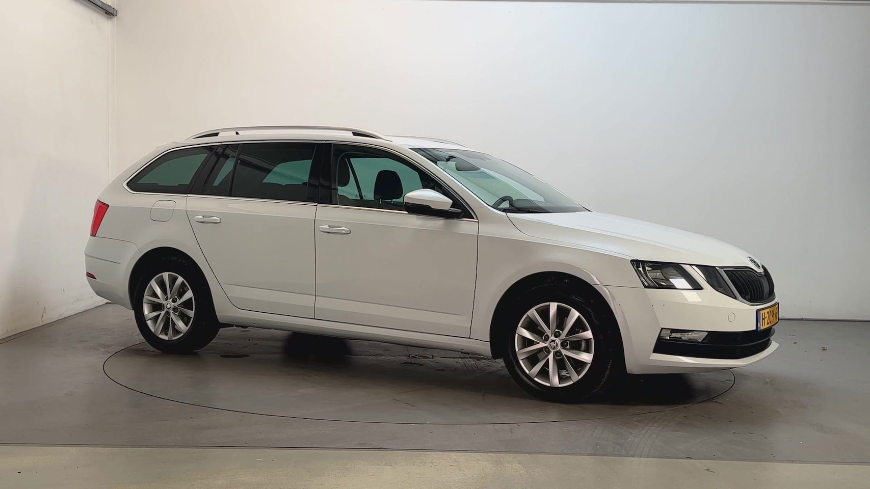 Skoda Octavia Combi - 1.5 TSI 150pk DSG Greentech Sport Business Parkeersensoren Stoelverwarming Trekhaak App Co - AutoWereld.nl
