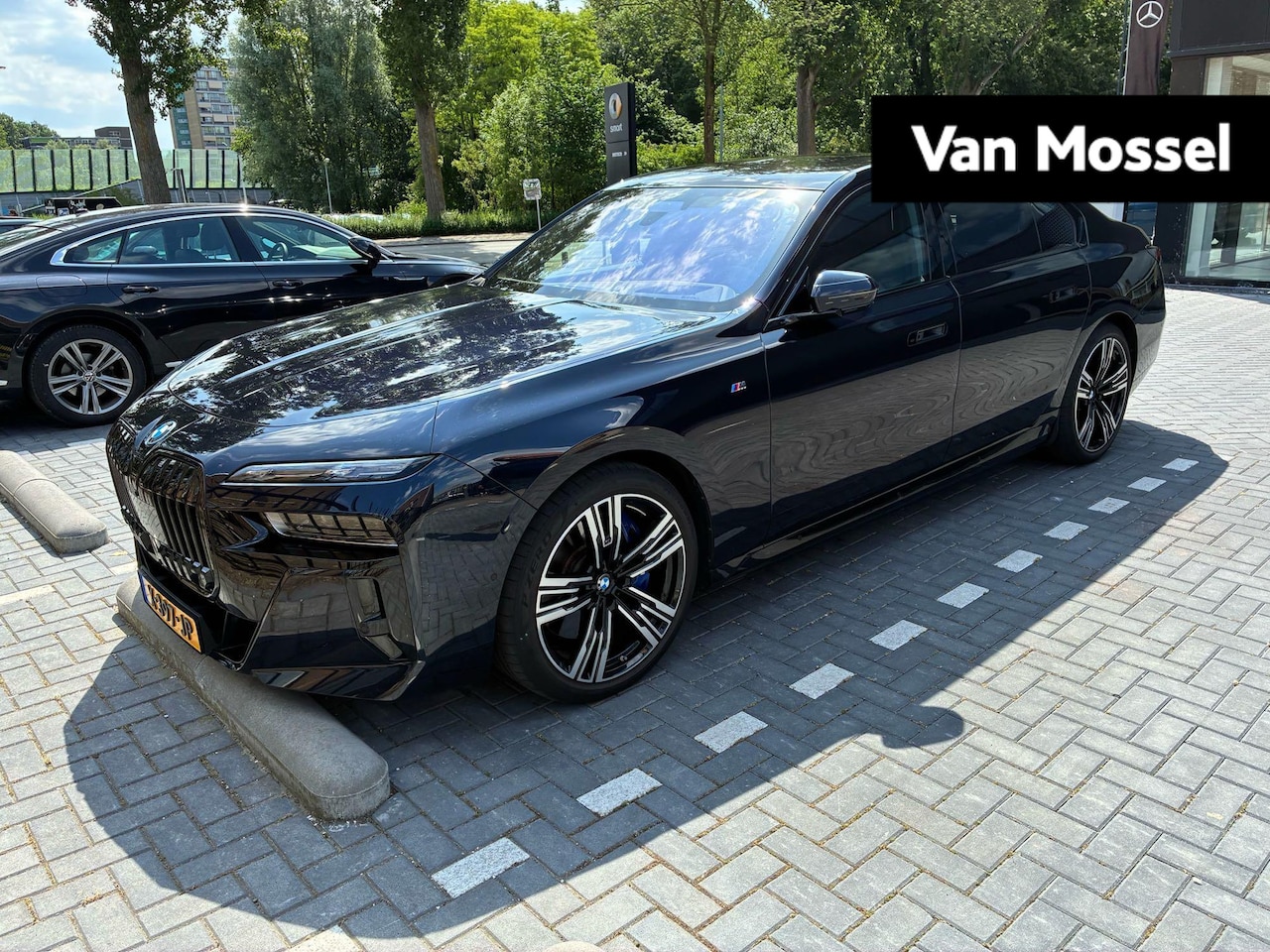 BMW i7 - xDrive60 106 kWh | M-SPORT | SKYLOUNGE PANORAMADAK | 21 INCH | AUTOMATIC DOORS | SOFTCLOSE - AutoWereld.nl