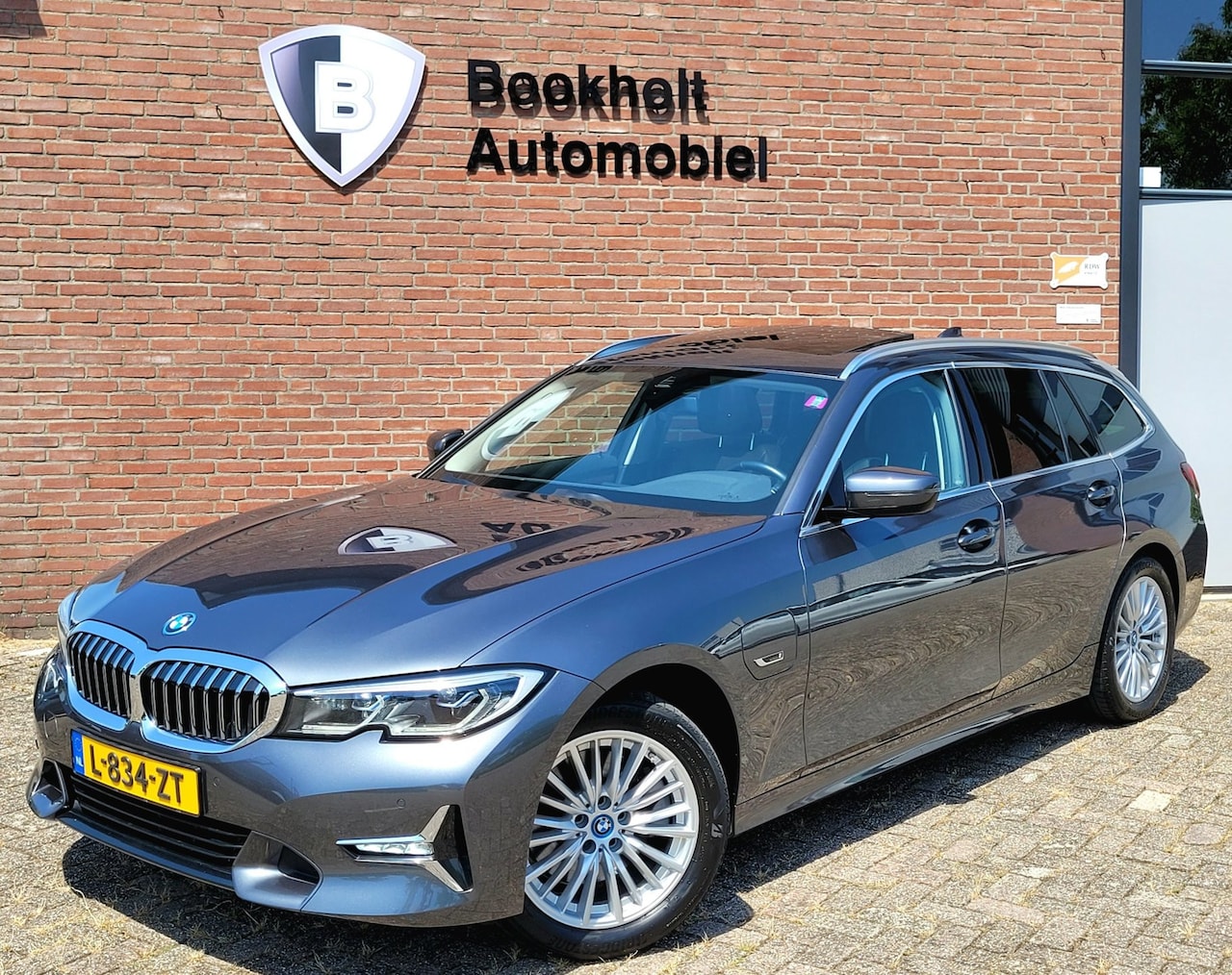 BMW 3-serie Touring - 320e Luxury - Pano, Trekhaak, Laser (NL NAP BTW) - AutoWereld.nl